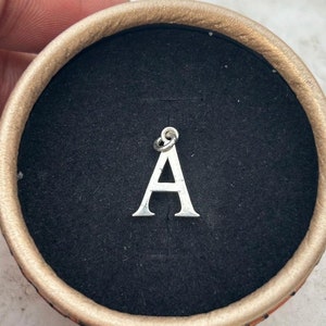 Colgante de inicial en plata de ley 925, dijes de letras mayúsculas, dije de inicial, colgante de joyería, dijes del alfabeto, personalizado, tamaño 12 mm.
