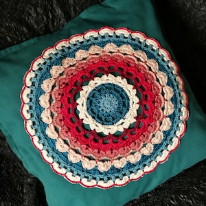 Cuscino con mandala all&#39;uncinetto