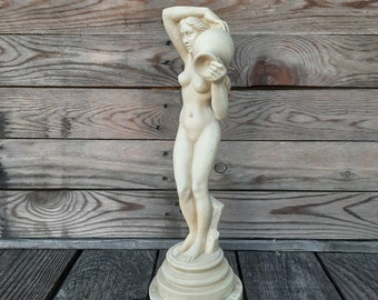 Skulptur einer weiblichen Figur mit Vase