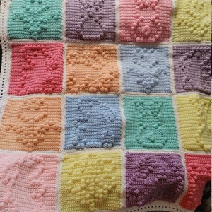 Patrones de cuadrados afganos de crochet con forma de conejitos de Pascua
