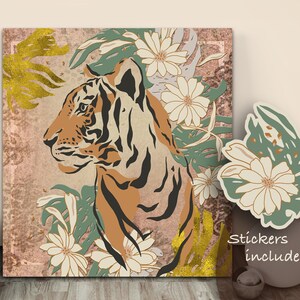 Könnte beinhalten: Eine digitale Illustration eines Tigers mit orangefarbenen und schwarzen Streifen vor einem Hintergrund aus rosa, grünem und goldenem Laub. Der Kopf des Tigers ist zur Seite gedreht und seine Augen sind geschlossen. Das Bild enthält den Text "Stickers included".
