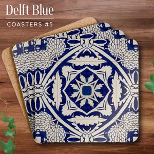 Könnte beinhalten: Delft Blue Untersetzer mit einem floralen Design in Weiß und Blau. Die Untersetzer sind quadratisch mit abgerundeten Ecken und auf einer Korkbasis gestapelt. Der Text "Delft Blue" und "COASTERS #5" steht oben.