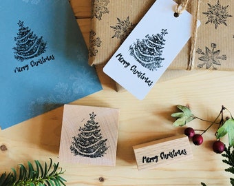Set de sellos de goma con forma de árbol de Navidad y Feliz Navidad, montados en madera, para manualidades en papel, ideales para regalo o para crear un diseño único.