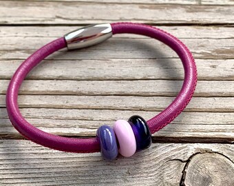 Leather bracelet in berry tones with handmade glass beads and stainless steel magnetic closure / handmade unique