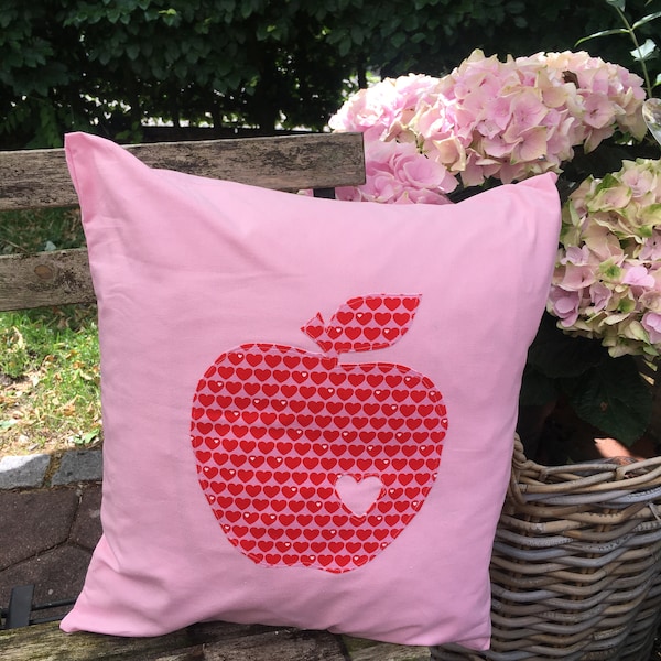 Herziges rosa Kissen mit Apfel
