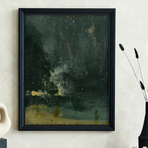 Puede incluir: Una pintura enmarcada en negro que representa un paisaje verde oscuro con un edificio blanco en la distancia. La pintura está colgada en una pared beige claro sobre una consola de madera con una escultura de cerámica blanca, un jarrón con flores secas negras y dos pequeños jarrones de cerámica blanca.