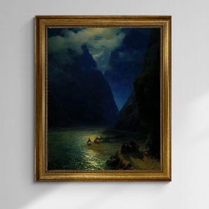 Puede incluir: Una pintura de paisaje enmarcada con un marco dorado ornamentado. La obra representa una escena oscura y dramática de un río que fluye a través de un paso de montaña bajo un cielo iluminado por la luna. Figuras a caballo son visibles cerca del agua.
