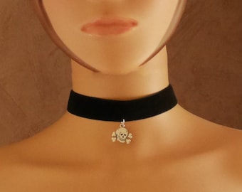 Collier ras de cou tête de mort en velours noir