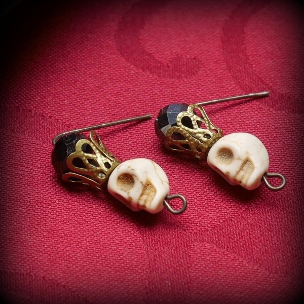 Boucles d'oreilles tête de mort en howlite avec couronne