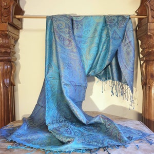 magnifique foulard en soie jamawar bleu, étole