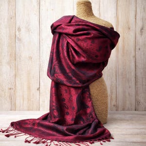 Lindo lenço/estola de seda vermelho-escuro com estampa floral e paisley.