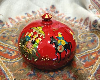 Round hand-painted papier-maché box with elephant motif from the Mughal period