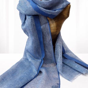 Könnte beinhalten: Rustikales Holzschild mit dem Text "Welcome to our home" in weißen Buchstaben. Das Schild hat eine Used-Optik und ein schlichtes, einladendes Design, ideal für die Dekoration der Haustür.