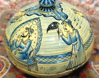 Round hand-painted papier-maché box with "Moghul Darbar" motif