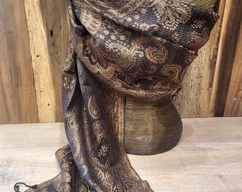 Mooie bruine zijden sjaal in het paisley dessin