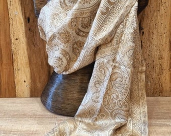 Precioso pañuelo de seda color marfil y beige con diseño de cachemira.