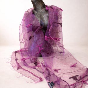 Artistic Silk Scarf “Loops” – Organzaschal mit Baumwollfilz, leichter handgefertigter Seidenschal
