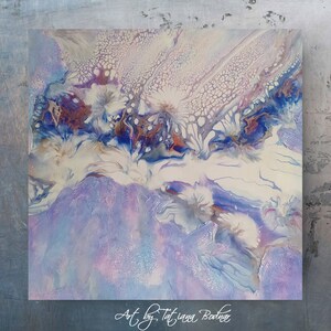 Könnte beinhalten: Quadratisches abstraktes Gemälde mit einem Fluid-Art-Design. Das Kunstwerk zeigt eine Mischung aus weißen, blauen, lila und braunen Farbtönen, die einen strukturierten, wolkenartigen Effekt erzeugen. Die Signatur des Künstlers, "Art by Tatiana Bodnar", befindet sich unten.