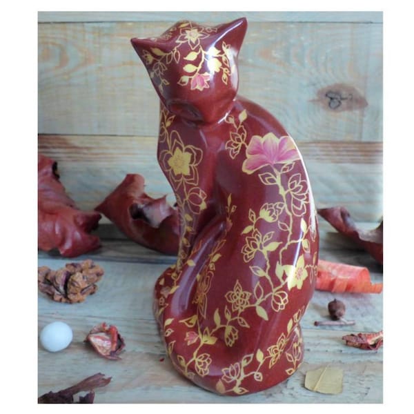 Statue chat en porcelaine peinte à la main au décor fleurs du japon or sur fond rouge