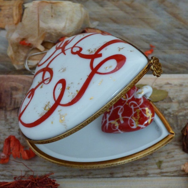 Boite et collier coeur en porcelaine de Limoges rouge passion et or pour vos Noces de porcelaine