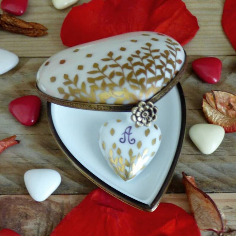 Heart box in porcelain with gold decor and initials for a personalised gift image 3