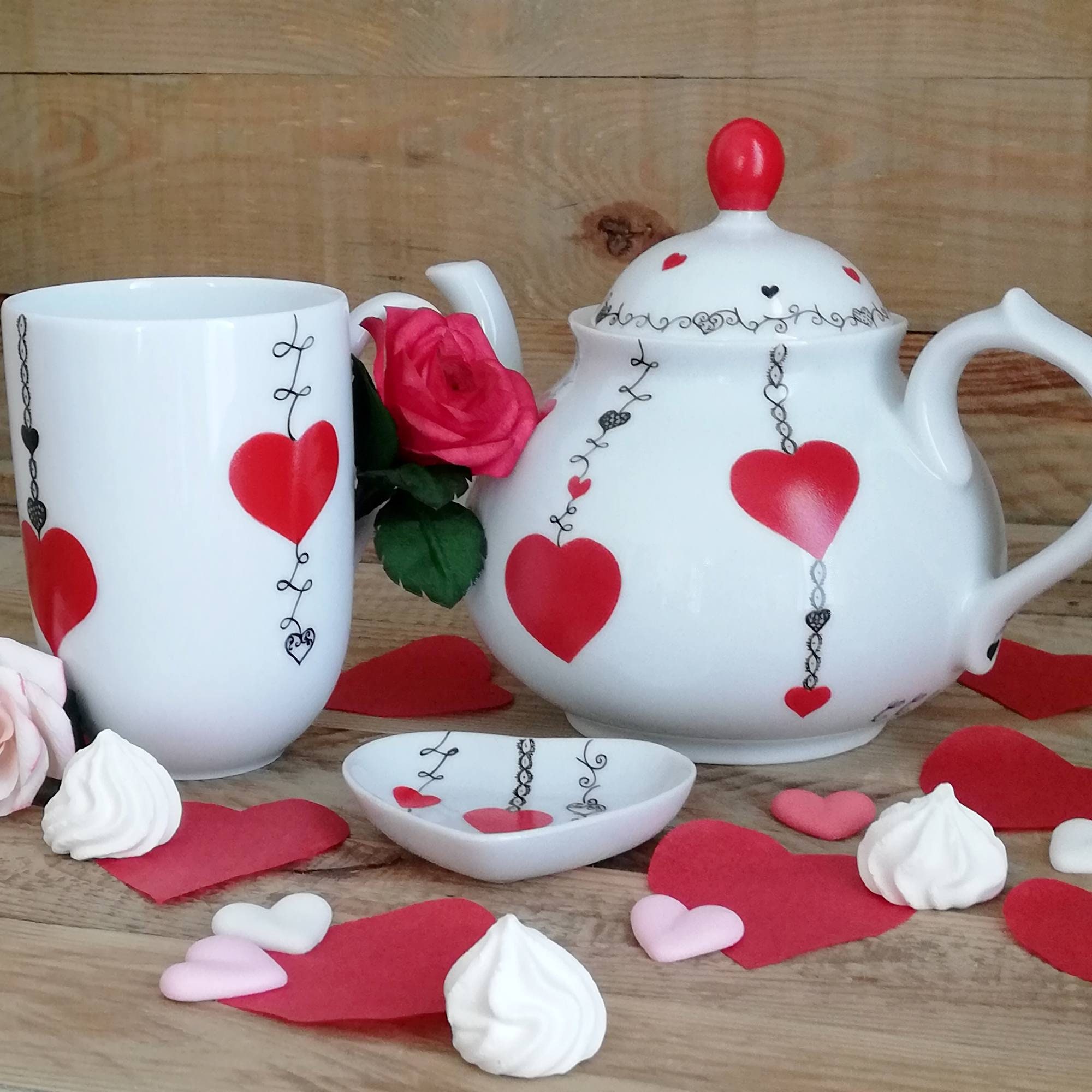 Théière et Mug en Porcelaine Peinte à La Main Au Décor Romantique de Coeur Rouge