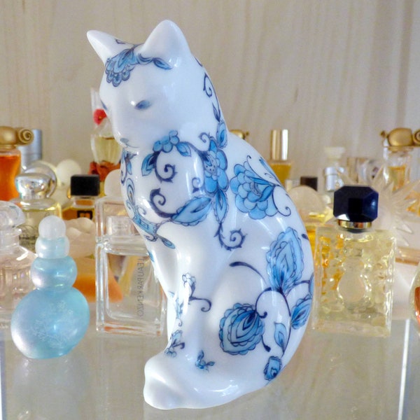 Statue de chat Siamois en porcelaine de Limoges peint d'un décor bleu inspiration Cachemire