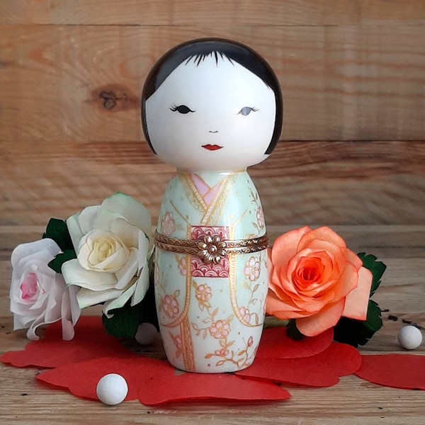 Kokeshi poupée traditonnelle du Japon - Boite en porcelaine -  Motifs kimono grues symbole amour et fidélité