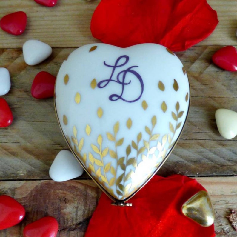 Heart box in porcelain with gold decor and initials for a personalised gift image 1