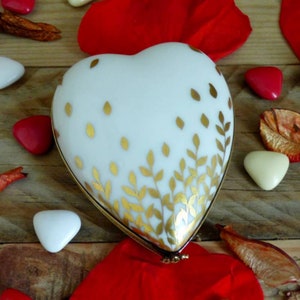Heart box in porcelain with gold decor and initials for a personalised gift image 2