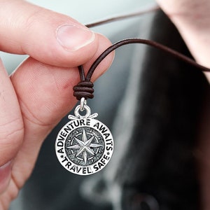 Kompasketting aan leren koord, gepersonaliseerd sterlingzilver - avontuur wacht, reisveilig cadeau voor mannen gaan op reis, gratis gravure
