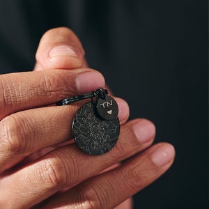Personalisierte Sternenkarte Schlüsselanhänger aus schwarzem Stahl