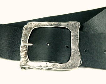 Leather belt with pirates close