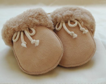 Baby mittens made of vegetable tanned lambskin