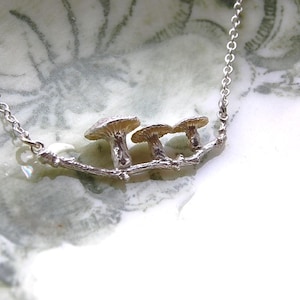 Collar de hilera de hongos