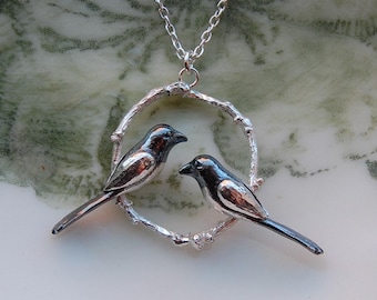 Collar de urraca de plata de ley, joyería artesanal con forma de ave.
