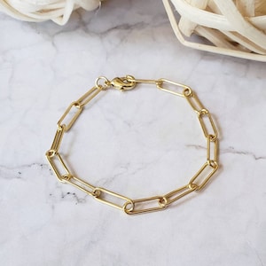 Fotlänk med gemkedja i 18k guld: Elegant första lager-på-lager-design