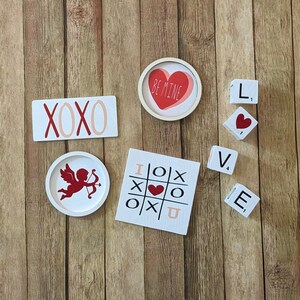 Decoração de bandeja de nível de dia dos namorados I Love You | Decoração de jogo da velha e cupido redondo de madeira | Decoração de dia dos namorados para espaços pequenos | Decoração de bloco de letras de feriado