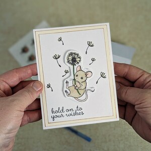 de voeux de petite souris brune | duveteux de pissenlit de ferme de style campagnard | Cartes de voeux faites à la main de petits animaux | Accrochez-vous à vos souhaits