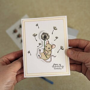 petite carte de voeux d'anniversaire de souris brune | duveteux de pissenlit de ferme de style campagnard | Cartes de voeux faites à la main de petits animaux | Passez un anniversaire Dandy