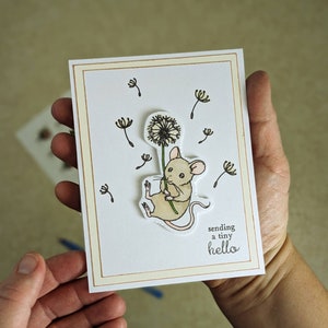 Petite souris brune pensant à vous carte de vœux | duveteux de pissenlit de ferme de style campagnard | Cartes de voeux faites à la main de petits animaux | Petit bonjour