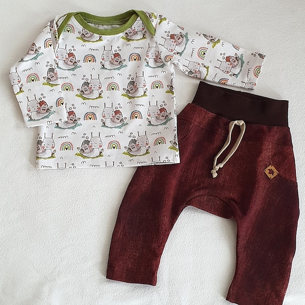 Babykombination Gr. 68 - Motiv "Kleine Schnecke", bestehend aus Babyshirt und Knickaboo Hose