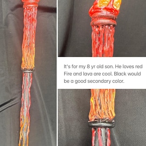 K&ouml;nnte beinhalten: Ein handgefertigter Zauberstab mit feurigem Design. Die Oberseite ist durchscheinend gelb, geht in Rot und Orange &uuml;ber und hat ein strukturiertes, lavaartiges Aussehen. Der Griff ist rot mit schwarzen Akzenten. Der Zauberstab ist ca. 30 cm lang.