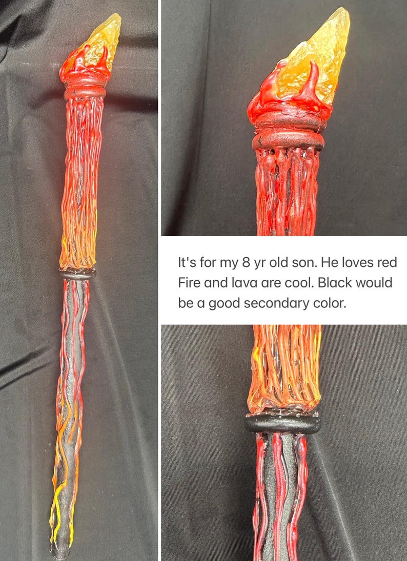 K&ouml;nnte beinhalten: Ein handgefertigter Zauberstab mit feurigem Design. Die Oberseite ist durchscheinend gelb, geht in Rot und Orange &uuml;ber und hat ein strukturiertes, lavaartiges Aussehen. Der Griff ist rot mit schwarzen Akzenten. Der Zauberstab ist ca. 30 cm lang.