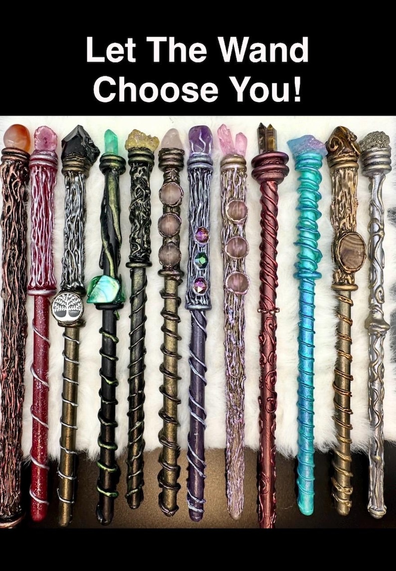 K&ouml;nnte beinhalten: Eine Sammlung handgefertigter Zauberst&auml;be mit verschiedenen Designs und Farben. Jeder Zauberstab hat einzigartige Verzierungen, darunter Kristalle und dekorative Elemente. Der Text "Let The Wand Choose You!" wird oben angezeigt.