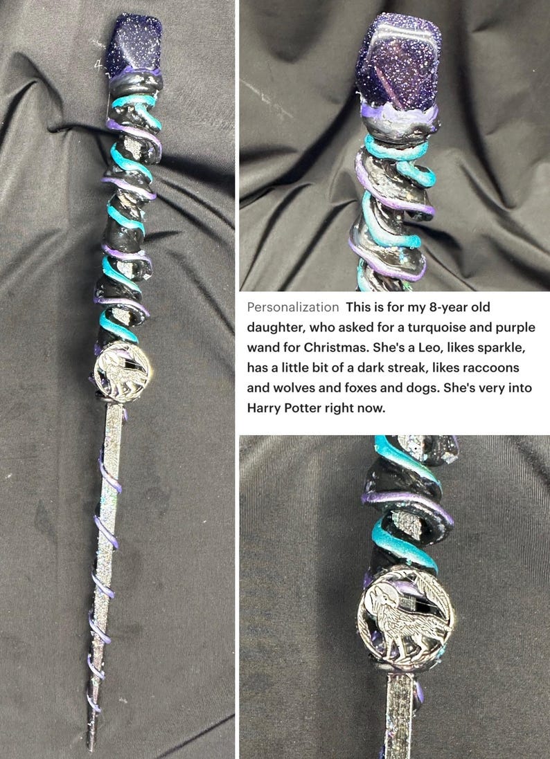 K&ouml;nnte beinhalten: Ein handgefertigter Fantasy-Zauberstab mit einem dunkelvioletten, t&uuml;rkisfarbenen und silbernen Design. Der Zauberstab hat einen dunkelvioletten Kristallaufsatz, ein silbernes Wolfsemblem und ein spiralf&ouml;rmiges Design.