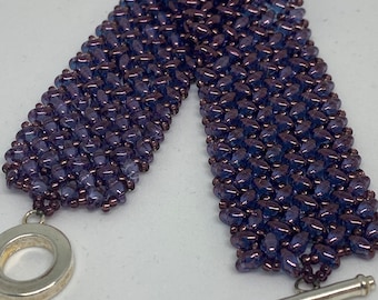 Bracelet tissé perlé en violet avec des tons bleus