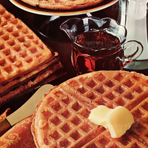 Digitaler Download von Vintage Waffeln Blaubeer Sirup Werbung Küche Frühstück Dekor Handwerk Versorgung Diner Waffeln 1960er 60er Jahre Retro Butter