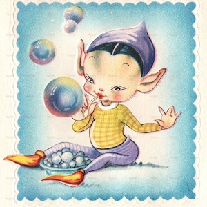 以下が含まれることがあります： 青い肌をした尖った耳の妖精が大きな青い泡を吹いている、幻想的なイラスト。妖精は紫色の帽子、黄色の白のストライプのシャツ、紫色のズボンを着用しています。妖精は地面に座っており、その前に小さな泡の入ったボウルがあります。