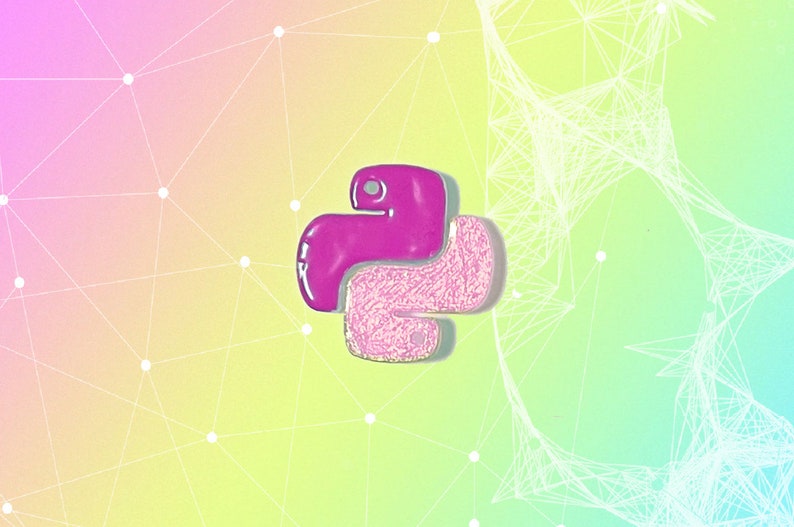 Puede incluir: Un logotipo de Python rosa y blanco sobre un fondo degradado de colores con un patr&oacute;n geom&eacute;trico blanco.